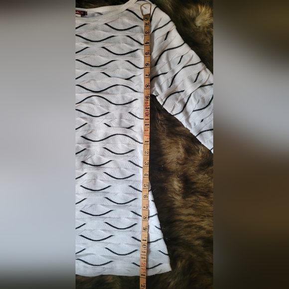 Silvergate brand Pretty Classy Wave Print B&W Shirt With 3/4 Bracelet  Sleeves - Picture 11 of 13